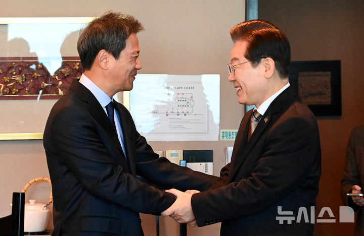 [서울=뉴시스] 국회사진기자단 = 이재명(오른쪽) 더불어민주당 대표가 27일 서울 영등포구 여의동의 한 음식점에서 임종석 전 대통령비서실장을 만나 악수하고 있다. 2025.02.27. photo@newsis.com