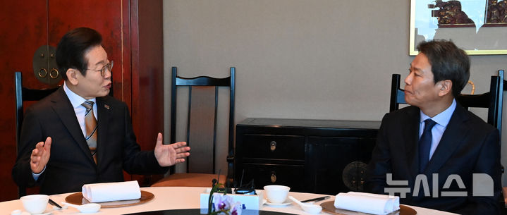 [서울=뉴시스] 국회사진기자단 = 이재명(왼쪽) 더불어민주당 대표가 27일 서울 영등포구 여의동의 한 음식점에서 임종석 전 대통령비서실장을 만나 이야기하고 있다. 2025.02.27. photo@newsis.com