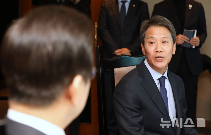 [서울=뉴시스] 국회사진기자단 = 임종석 전 대통령 비서실장이 27일 서울 여의도 한 식당에서 이재명 더불어민주당 대표와 오찬 회동을 하며 발언하고 있다. 2025.02.27. photo@newsis.com