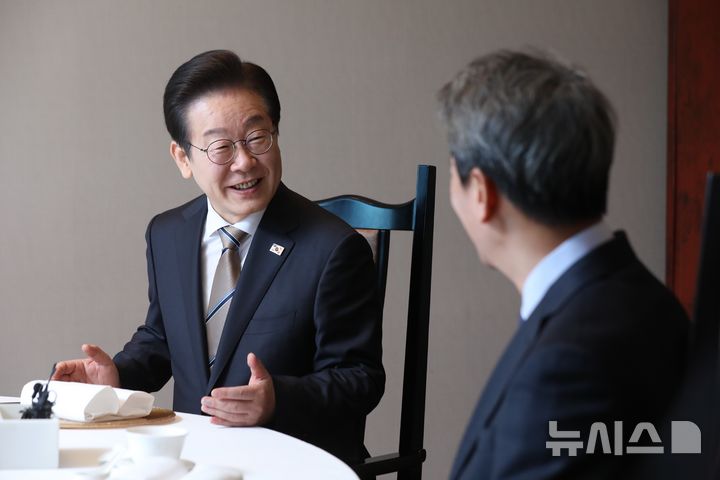 [서울=뉴시스] 국회사진기자단 = 이재명 더불어민주당 대표가 27일 서울 여의도 한 식당에서 임종석 전 대통령 비서실장과 오찬 회동을 하며 발언하고 있다. 2025.02.27. photo@newsis.com