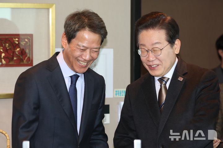 [서울=뉴시스] 국회사진기자단 = 이재명 더불어민주당 대표와 임종석 전 대통령 비서실장이 27일 서울 여의도 한 식당에서 오찬 회동을 하고 있다. 2025.02.27. photo@newsis.com