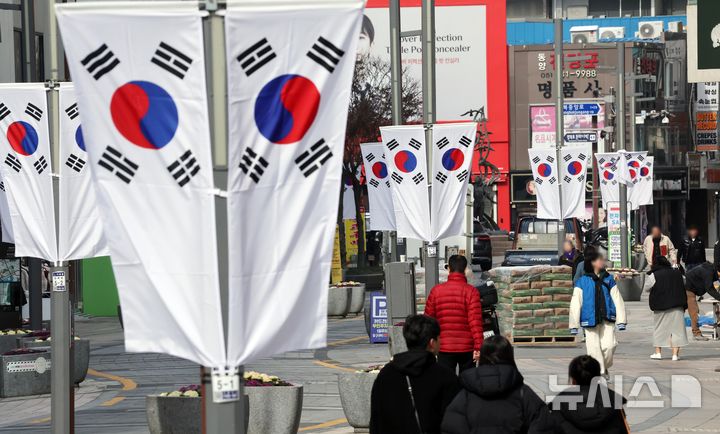 [부산=뉴시스] 하경민 기자 = 제106주년 삼일절을 이틀 앞둔 27일 부산 중구 광복로에 배너형 태극기들이 내걸려 태극 물결을 이루고 있다. 2025.02.27. yulnetphoto@newsis.com