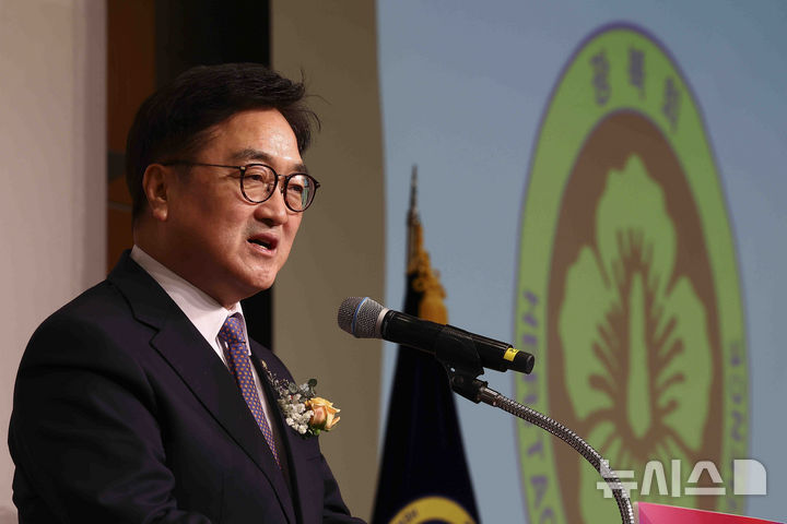 [서울=뉴시스] 김근수 기자 = 우원식 국회의장이 27일 서울 용산구 백범 김구기념관 컨벤션홀에서 열린 광복회 창립 60주년 기념 및 비전 선포식에서 축사를 하고 있다. 2025.02.27. ks@newsis.com