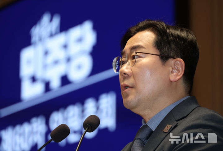 [서울=뉴시스] 고승민 기자 = 박찬대 더불어민주당 원내대표가 27일 서울 여의도 국회에서 열린 의원총회에서 발언하고 있다. 2025.02.27. kkssmm99@newsis.com