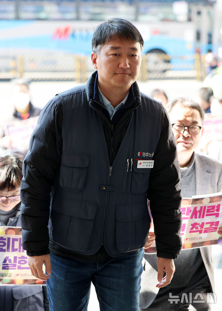 [서울=뉴시스] 이영환 기자 = 양경수 민주노총 위원장이 27일 오후 서울 중구 남대문경찰서로 출석하고 있다. 경찰은 지난 1월3일~5일 윤석열 대통령의 비상계엄에 대한 규탄과 체포·구속을 촉구한 한남동 투쟁과 1월11일 비상행동 시민대행진에 대해 양경수 위원장을 집회 및 시위에 관한 법률 위반으로 소환장을 발부했다. 2025.02.27. 20hwan@newsis.com