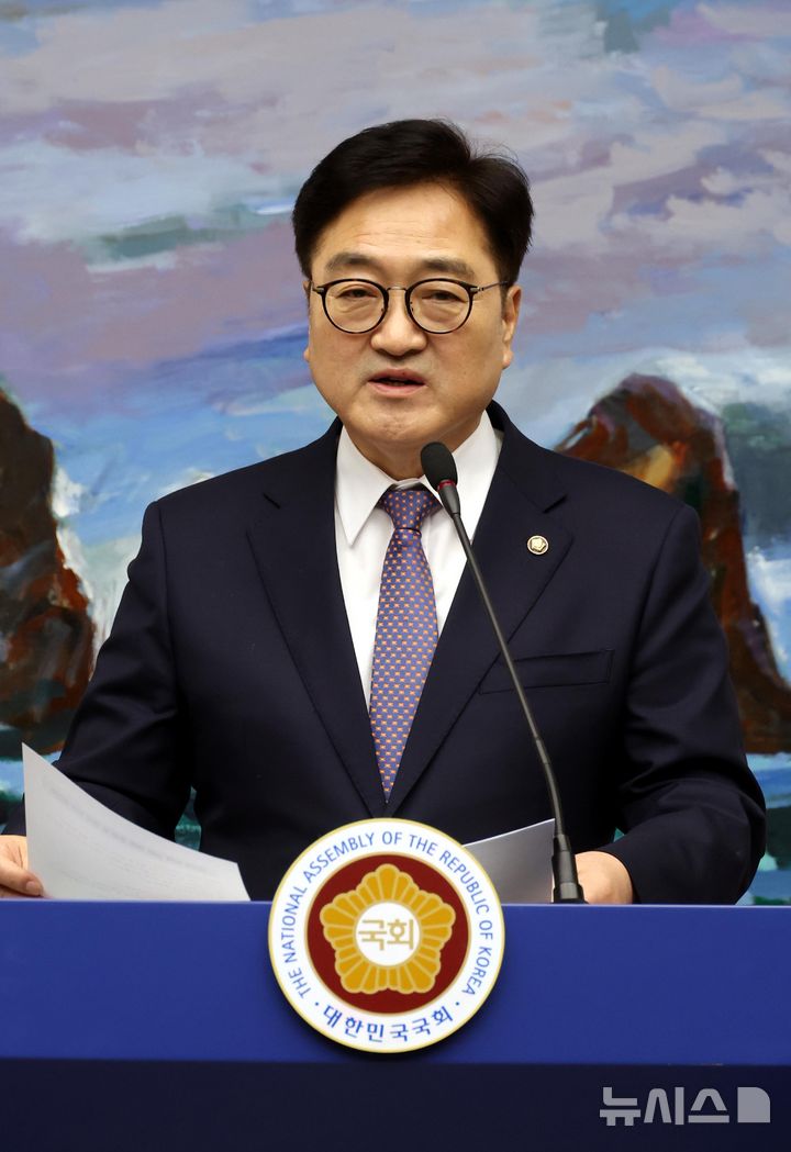 [서울=뉴시스] 조성봉 기자 = 우원식 국회의장이 27일 오후 서울 여의도 국회에서 열린 현안 관련 기자회견에서 '마은혁 헌법재판관 후보자 임명'을 촉구하고 있다. 2025.02.27. suncho21@newsis.com