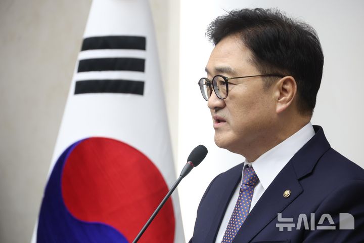 [서울=뉴시스] 조성봉 기자 = 우원식 국회의장이 27일 오후 서울 여의도 국회에서 열린 현안 관련 기자회견에서 '마은혁 헌법재판관 후보자 임명'을 촉구하고 있다. 2025.02.27. suncho21@newsis.com