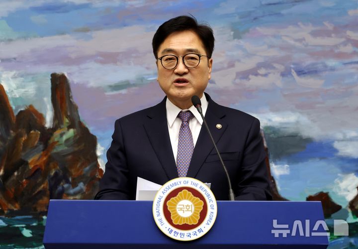 [서울=뉴시스] 조성봉 기자 = 우원식 국회의장이 27일 오후 서울 여의도 국회에서 열린 현안 관련 기자회견에서 '마은혁 헌법재판관 후보자 임명'을 촉구하고 있다. 2025.02.27. suncho21@newsis.com