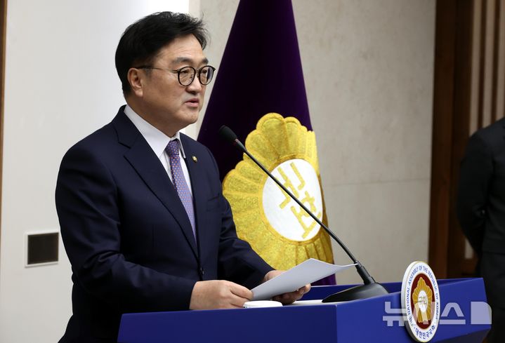 [서울=뉴시스] 조성봉 기자 = 우원식 국회의장이 지난 27일 오후 서울 여의도 국회에서 열린 현안 관련 기자회견에서 '마은혁 헌법재판관 후보자 임명'을 촉구하고 있다. 2025.02.27. suncho21@newsis.com