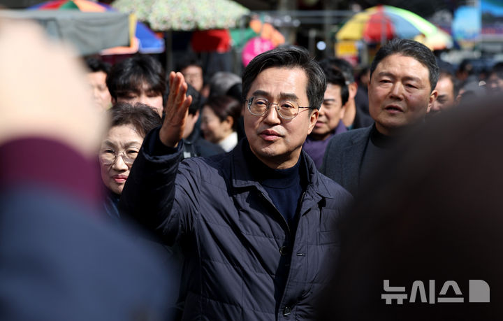 [대구=뉴시스] 이무열 기자 = 김동연 경기도지사가 27일 대구 중구 서문시장을 방문해 시장을 둘러보고 있다. 2025.02.27. lmy@newsis.com