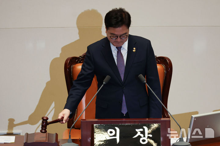 [서울=뉴시스] 권창회 기자 = 우원식 국회의장이 27일 서울 여의도 국회에서 열린 제422회국회(임시회) 제7차 본회의에서 의사봉을 두드리고 있다. 2025.02.27. kch0523@newsis.com
