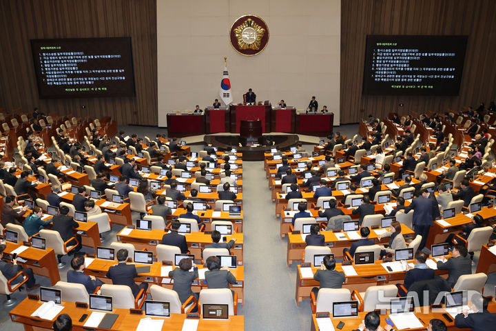 [서울=뉴시스] 권창회 기자 =&nbsp; 27일 오후 서울 여의도 국회에서 열린 제422회 국회(임시회) 제7차 본회의에서 명태균과?관련한?불법?선거개입?및?국정농단?사건?등의?진상규명을?위한?특별검사의?임명?등에?관한?법률안을 비롯한 법제사법위원회 소관 법률이 상정되고 있다. 2025.02.27. kch0523@newsis.com