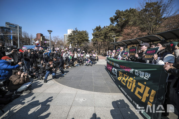 [서울=뉴시스] 정병혁 기자 = 27일 서울 광진구 건국대학교 분수광장에서 열린 윤석열 탄핵반대 시국선언 기자회견에서 참가 대학생 및 참가자들이 피켓을 들고 있다. 2025.02.27. jhope@newsis.com