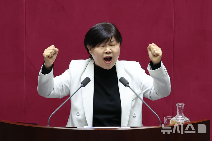 [서울=뉴시스] 권창회 기자 =서영교 더불어민주당 의원이 27일 오후 서울 여의도 국회에서 열린 제422회 국회(임시회) 제7차 본회의에서 명태균 특검법 찬성 토론을 하고 있다. 2025.02.27. kch0523@newsis.com