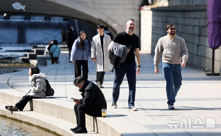 [서울=뉴시스] 김선웅 기자 = 서울 낮 최고기온이 13도를 기록해 포근한 날씨를 보인 27일 오후 서울 청계천 산책로에서 한 외국인 관광객이 반팔 차림으로 산책을 하고 있다. 2025.02.27. mangusta@newsis.com