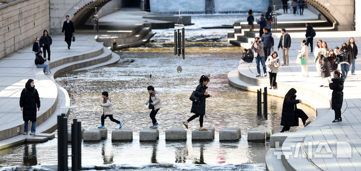 [서울=뉴시스] 김선웅 기자 = 서울 낮 최고기온이 13도를 기록해 포근한 날씨를 보인 27일 오후 서울 청계천 산책로에서 시민들이 가벼운 옷차림으로 산책을 하고 있다. 2025.02.27. mangusta@newsis.com