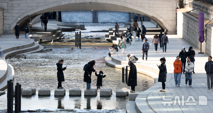 [서울=뉴시스] 김선웅 기자 = 지난달 27일 오후 서울 청계천 산책로에서 시민들이 가벼운 옷차림으로 산책을 하고 있다. 2025.02.27. mangusta@newsis.com