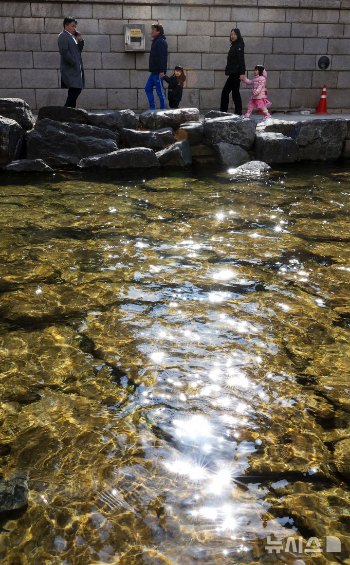 [서울=뉴시스] 김선웅 기자 = 서울 낮 최고기온이 13도를 기록해 포근한 날씨를 보인 27일 오후 서울 청계천 산책로에서 시민들이 햇살이 비추는 천변길을 산책하고 있다. 2025.02.27. mangusta@newsis.com