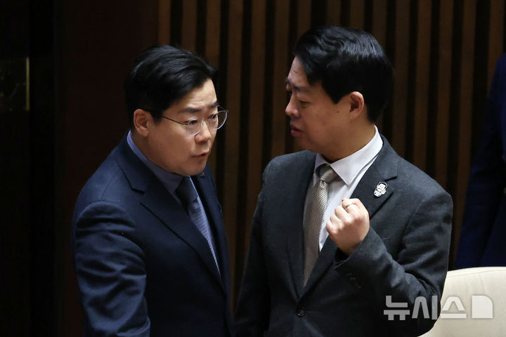 [서울=뉴시스] 조성우 기자 = 박찬대(왼쪽) 더불어민주당 원내대표가 27일 오후 서울 여의도 국회에서 열린 제422회 국회(임시회) 제7차 본회의에서 김영호 의원과 대화하고 있다. 2025.02.27. xconfind@newsis.co