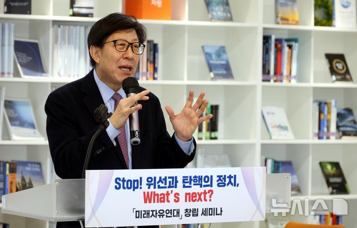 [서울=뉴시스] 조성봉 기자= 박형준 부산시장이 27일 오후 서울 여의도 국회 도서관 국가전략정보센터에서 열린 미래자유연대 창립 세미나에서 ‘대한민국 재건을 위한 명령’을 주제로 발제를 하고 있다. 2025.02.27. suncho21@newsis.com