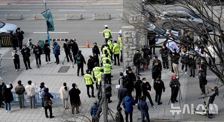 [광주=뉴시스] 김혜인 기자 = 윤석열 대통령 탄핵 찬반 집회가 열린 27일 오후 광주 북구 용봉동 전남대학교 후문에서 경찰이 탄핵 반대를 촉구하는 보수 유튜버와 탄핵을 촉구하는 전남대 대학생으로 구성된 긴급행동 간 충돌을 막기 위해 집회 현장을 둘러싸고 있다. 2025.02.27. hyein0342@newsis.com