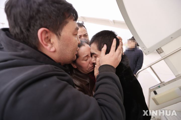 [베이징=신화/뉴시스] 태국에서 11년간 구금돼 있던 신장위구르족 인원 40명이 추방돼 중국으로 강제 송환됐다. 27일 중국 신장자치구의 한 공항에서 송환된 위구르인과 가족이 포옹하는 모습. 2025.02.28