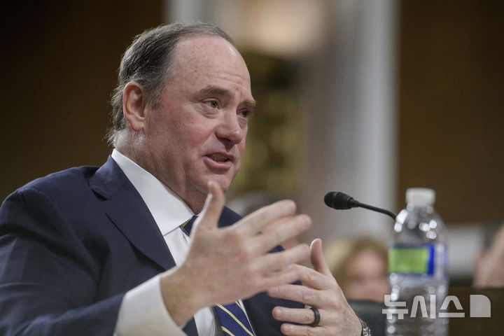 [워싱턴=AP/뉴시스]지난 2월 27일(현지 시간) 미국 워싱턴 국회의사당에서 당시 미국 해군성 장관 지명자 신분이었던 존 펠란이 상원 군사위원회 청문회에 출석해 발언하고 있다. 2025.04.28.