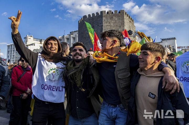 [디야르바키르(튀르키예)=AP/뉴시스] 튀르키예 디야르바키르에서 27일(현지시각) 사람들이 수감된 쿠르드 반군 쿠르드노동자당(PKK) 지도자 압둘라 외잘란의 성명을 친쿠르드족 인민민주당(DEM) 대표단이 낭독하는 TV 생중계 화면을 지켜보며 환호하고 있다. 외잘란은 이날 PKK에 무기를 내려놓고 자진 해체할 것을 촉구했다. 2025.02.28