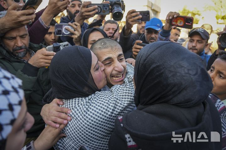 [칸유니스=AP/뉴시스] 이스라엘 교도소에서 풀려난 팔레스타인 수감자 모하메드(17)가 27일(현지시간) 가자지구 칸유니스에 도착해 누나와 재회하고 있다. 모하메드는 420일 동안 이스라엘 교도소에 갇혀 있었다. 2025.02.28