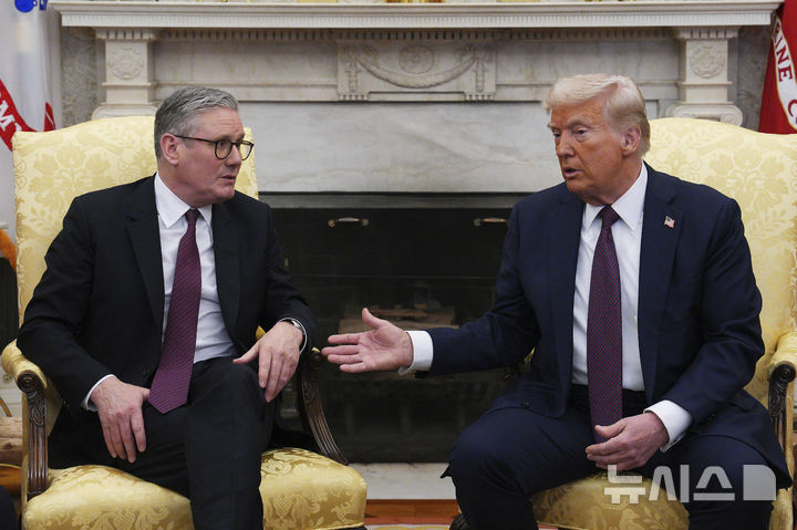 [워싱턴=AP/뉴시스] 도널드 트럼프(오른쪽) 미국 대통령과 키어 스타머 영국 총리가 27일(현지 시간) 백악관 집무실에서 회담하고 있다. 트럼프 대통령은 "러-우크라이나 전쟁을 끝내기 위한 협상 창구는 지극히 비좁은 하나뿐"이라고 강조했다. 2025.02.28.