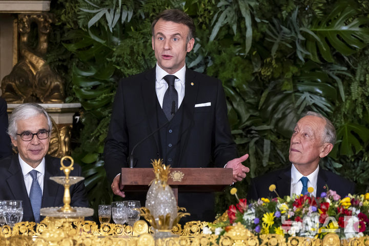 [리스본=AP/뉴시스]에마뉘엘 마크롱 프랑스 대통령은 28일(현지 시간) 도널드 트럼프 미국 대통령이 유럽연합(EU)예 대해 25% 관세를 실제로 부과할 경우 "보복" 관세로 대응하겠다고 밝혔다. 사진은 포르투갈을 국빈 방문한 마크롱 대통령이 지난 27일 아주다궁에서 열린 만찬에서 연설하고 있는 모습. 2025.03.01.