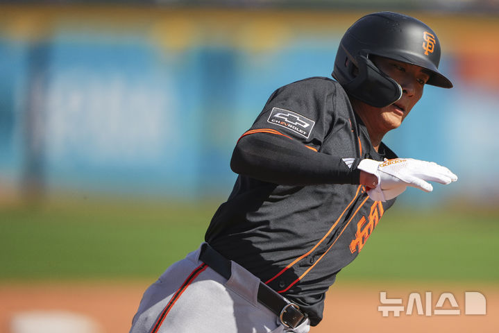 [피오리아=AP/뉴시스] 샌프란시스코 자이언츠의 이정후가 지난달 27일(현지 시간) 미 애리조나주 피오리아 스타디움에서 열린 2025 MLB 시범경기 시애틀 매리너스와 경기 5회 초 볼넷으로 진루한 후 후속 타자 2루타에 득점하고 있다. 이정후는 2타수 무안타 1볼넷 1득점을 기록했고 샌프란시스코는 6-4로 승리했다. 2025.02.28.