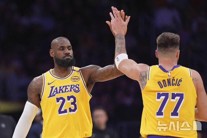 [로스앤젤레스=AP/뉴시스] 미국프로농구(NBA) 로스앤젤레스(LA) 레이커스의 르브론 제임스(왼쪽), 루카 돈치치. 2025. 2. 27.