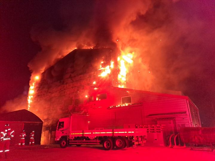 [부안=뉴시스] 28일 오전 4시59분께 부안군 동진면의 한 정미소에서 불이 났다. (사진=전북도소방본부 제공) 2025.02.28. photo@newsis.com *재판매 및 DB 금지