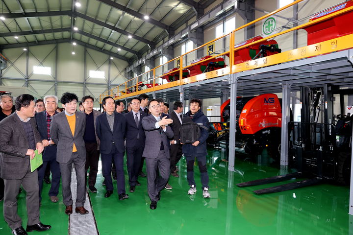  [의성=뉴시스] 의성군 관계자들 및 도·군의원들이 27일 안평농기계임대사업소 개소식 후 사업소 내부를 둘러보고 있다. 2025.02.28. (사진=의성군 제공) photo@newsis.com *재판매 및 DB 금지