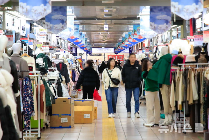 [제주=뉴시스] 지난 27일 제주중앙지하상가에서 도민과 외국인 관광객들이 쇼핑을 하는 모습. 2025.02.28. photo@newsis.com *재판매 및 DB 금지
