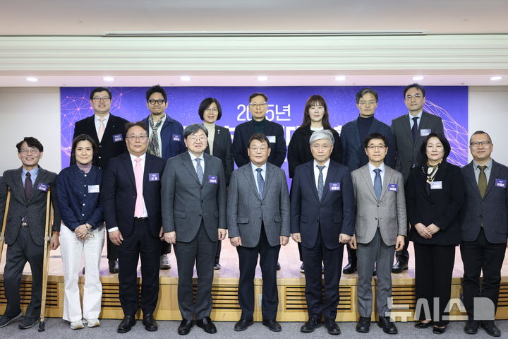 [서울=뉴시스] 소상공인시장진흥공단은 27일 대전 공단본부 대강당에서 14개 지역대학과 '2025년 로컬콘텐츠 중점대학 업무협약'을 체결했다. (사진= 소상공인시장진흥공단 제공) 