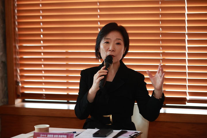 [서울=뉴시스] 오영주 중소벤처기업부 장관이 지난 25일 수원 행궁동을 방문해 로컬크리에이터, 소상공인, 수원시청 관계자, 전문가 등으로 구성된 참석자들과 간담회를 열고 글로컬 상권 전략 및 추진현황에 대해 논의하고 있다. (사진=중소벤처기업부 제공) 2025.03.04. photo@newsis.com *재판매 및 DB 금지