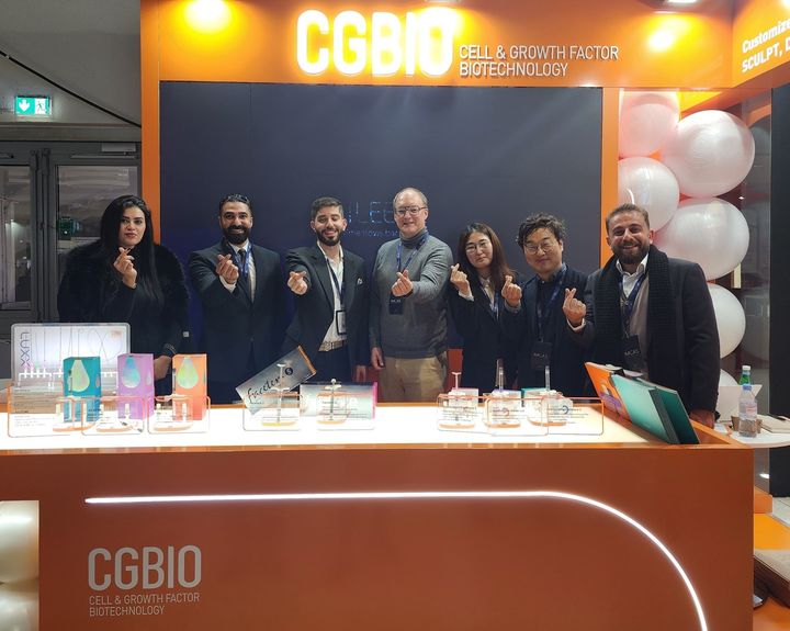 [서울=뉴시스] 시지바이오가 ‘IMCAS WORLD CONGRESS 2025’ 단독 전시 부스에서 해외 관계자들과 기념 촬영을 하고 있다. (사진=시지바이오 제공) 2025.02.28. photo@newsis.com *재판매 및 DB 금지