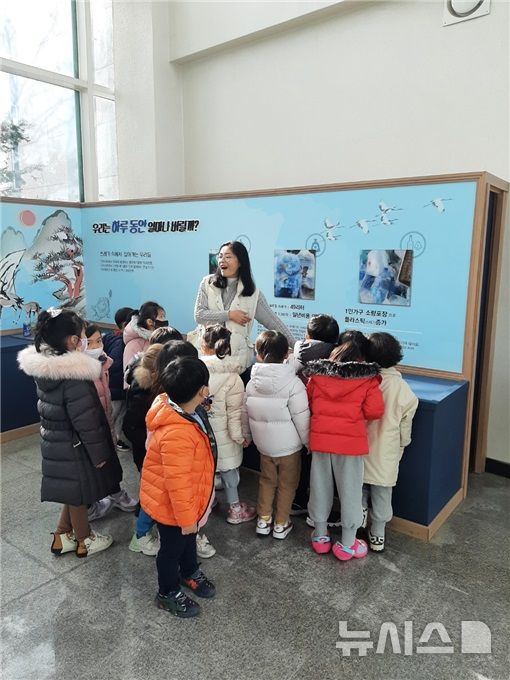 [안산=뉴시스]안산지역 초등학생들이 안산시가 진행한 2024년 클린투어에 참가해 설명을 듣고 있다.(사진=안산시 제공)2025.02.28.photo@newsis.com