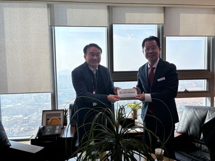 [보령=뉴시스] 장진원(오른쪽) 보령 부시장이 관내 기업을 방문, 전입 독려를 당부하고 기념촬영을 하고 있다. (사진=보령시청 제공) 2025.03.03. photo.newsis.com *재판매 및 DB 금지