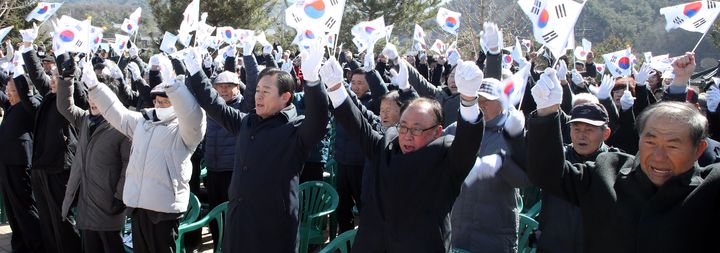 무궁화 고장 홍천군은 3.1절 맞아 당시 홍천 지역에서 진행된 숭고한 독립정신 기리기 위해 제106주년 3.1절을 맞이해 자주와 자강, 화합과 평화의 정신을 잇는 다채로운 기념행사가 홍천지역 곳곳에서 개최된다. [홍천=뉴시스] 28일 홍천군은 오는 3.1일 오전 10시 홍천읍 연봉리 소재 무궁화공원에서 106주년 3.1절 기념행사를 개최해 독립선언문 낭독, 기념사, 3.1절 노래제창, 만세삼창 등홍천지역 곳곳에서 3.1운동 행사를 진행해 무궁화 고장의 숭고한 독립 정신을 함께 되새긴다 고 밝혔다. 홍천군 제공. *재판매 및 DB 금지