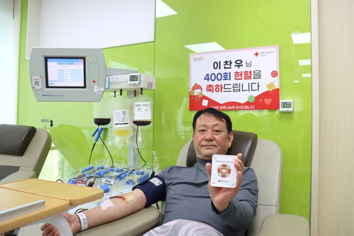 [부산=뉴시스] 대한적십자사 부산혈액원은 지난 27일 부산 북구 헌혈의집 덕천센터에서 이찬우(58)씨가 400번째 헌혈을 했다고 28일 밝혔다. (사진=부산혈액원 제공) 2025.02.28. photo@newsis.com *재판매 및 DB 금지