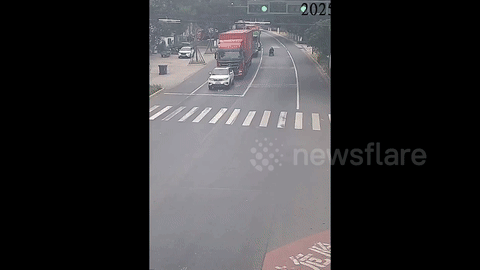 중국의 한 80대 남성이 전동 휠체어를 타고 트럭 앞의 사각지대에 들어갔다가 그대로 트럭에 떠밀려 도로를 주행했다. (사진=docnhanh) *재판매 및 DB 금지