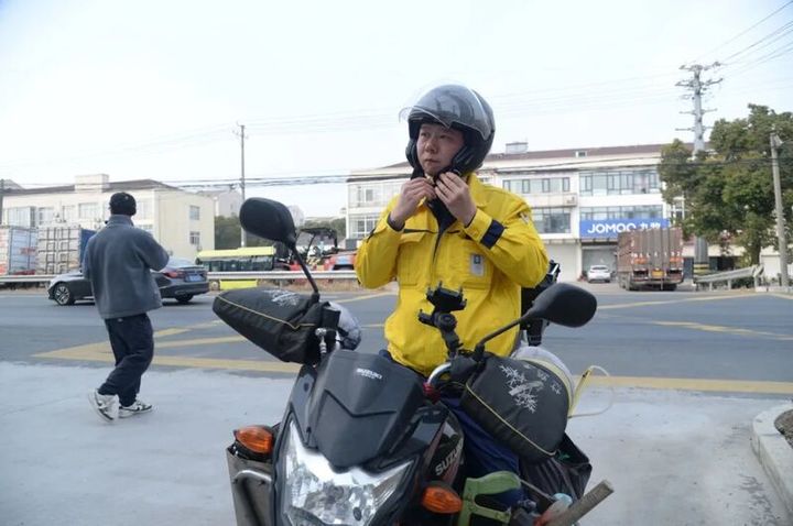 중국의 한 80대 남성이 전동 휠체어를 타고 트럭 앞의 사각지대에 들어갔다가 그대로 트럭에 떠밀려 도로를 주행했다. (사진=중국 신화일보) *재판매 및 DB 금지