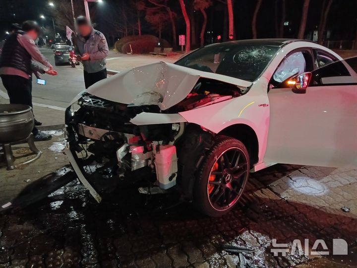 [청주=뉴시스] 28일 청주시 청원구 오창읍의 한 사거리에서 승용차가 신호등을 들이받는 사고가 났다. (사진= 청주서부소방서 제공) 2025.02.28. photo@newsis.com *재판매 및 DB 금지