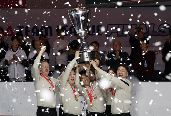 SK렌터카 선수들이 시상식에서 우승 트로피를 들어 올리고 있다. 2025.02.27. (사진=프로당구협회 제공) *재판매 및 DB 금지