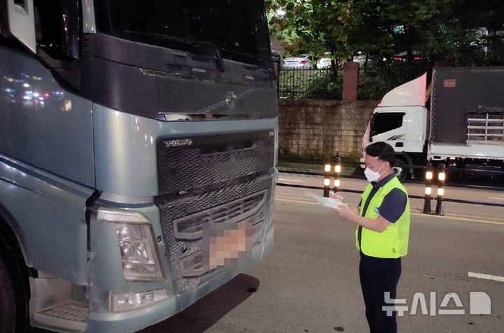 [의정부=뉴시스] 건설기계 불법주차 단속. (사진=의정부시청 제공) 2025.03.03 photo@newsis.com