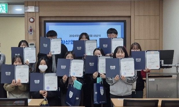 [대전=뉴시스] 대전보건대 유아교육학과 '4차 산업 미래역량 에듀테크 경진대회' 수상자들 기념촬영. (사진=대전보건대 제공) 2025.02.28. photo.newsis.com *재판매 및 DB 금지