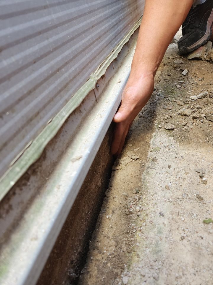 [강릉=뉴시스] 강릉의 한 원룸 신축공사로 인해 인근 카센터 건물과 바닥에 틈이 생긴 모습. photo@newsis.com 2025.02.28 *재판매 및 DB 금지